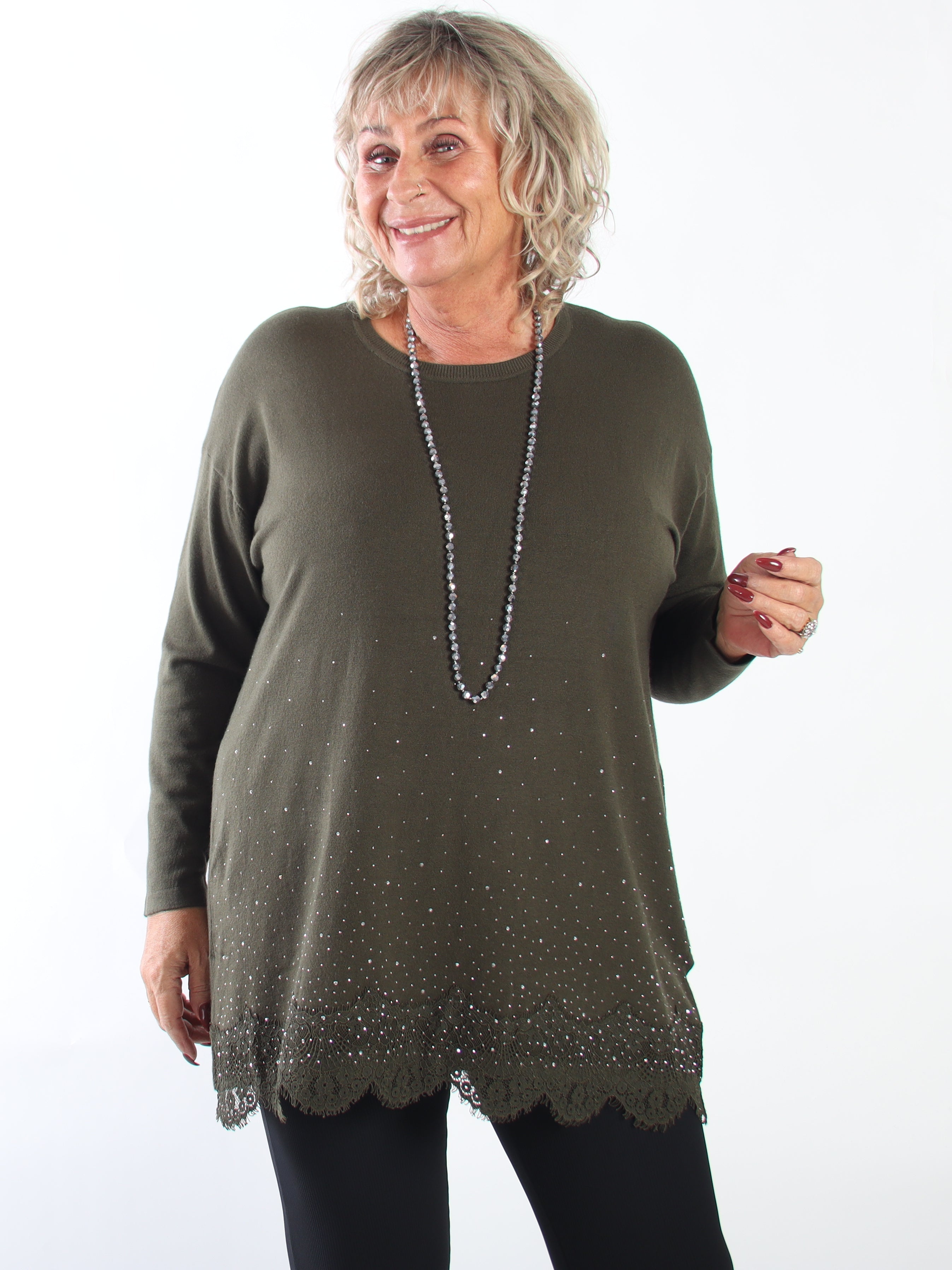 Anja - Stickad tröja i plus size i en mjuk viskosblandning med fin spetskant och strass